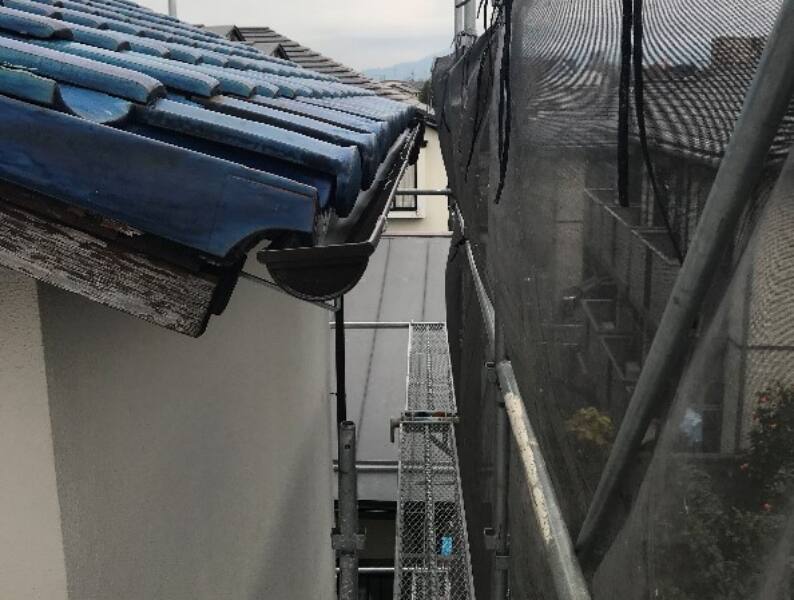 雨トイ修理現場